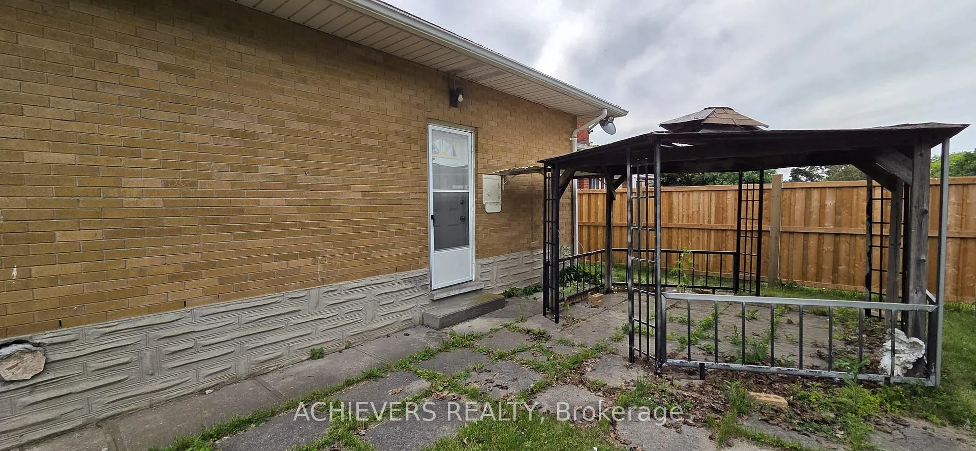 Photo 3 of 222 Sixth Avenue, Kitchener, Fairview/Kingsdale — HOMEH