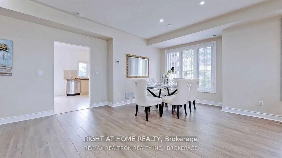 Photo 5 of 17 Suncrest Boulevard, Markham, Commerce Valley — HOMEH