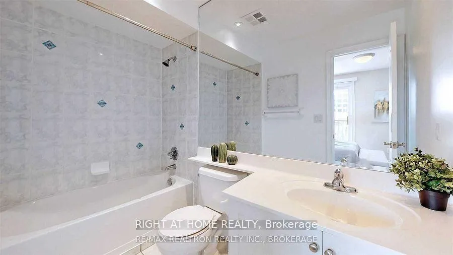 Photo 9 of 17 Suncrest Boulevard, Markham, Commerce Valley — HOMEH