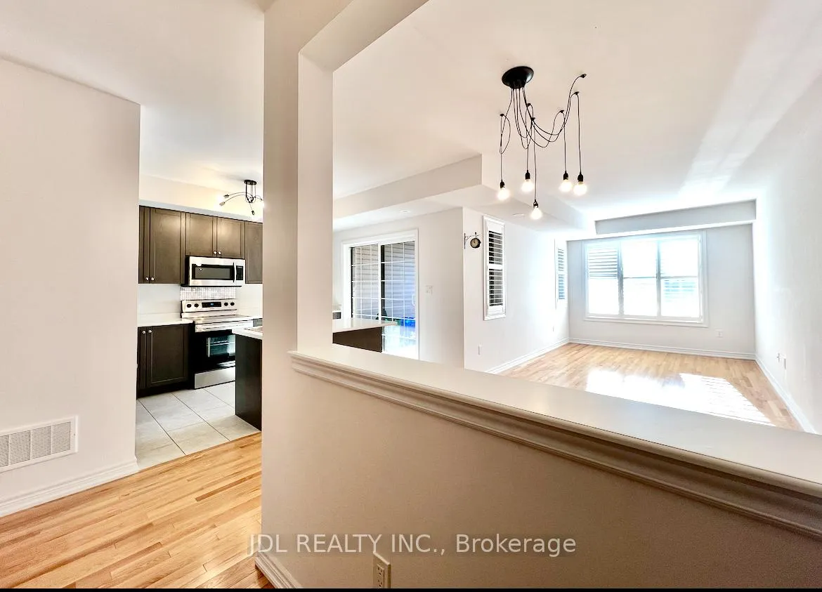 Photo 2 of 33 Jaffna Lane, Markham, Berczy — HOMEH