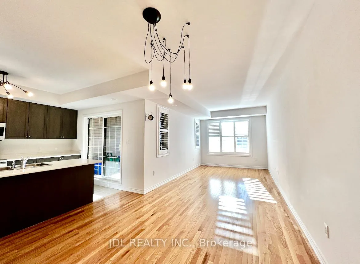 Photo 3 of 33 Jaffna Lane, Markham, Berczy — HOMEH