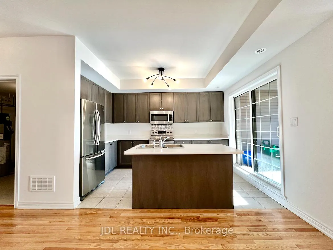 Photo 7 of 33 Jaffna Lane, Markham, Berczy — HOMEH