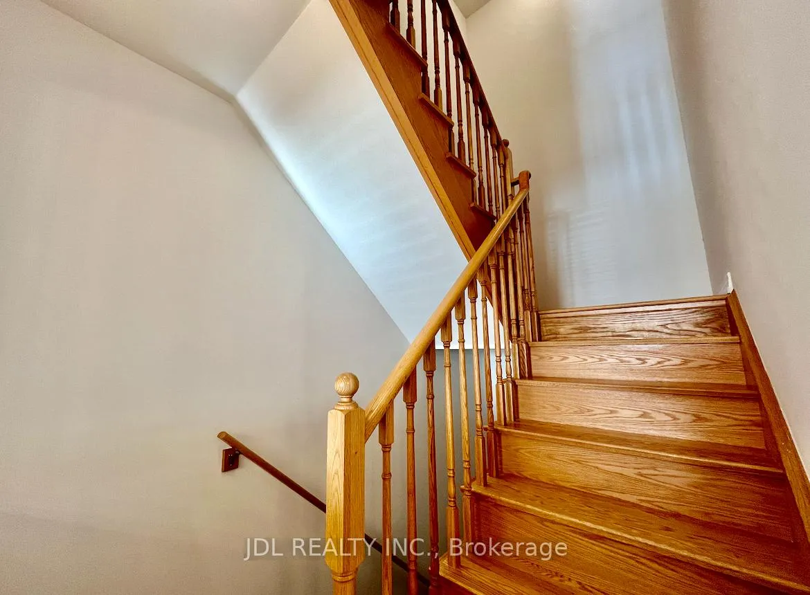 Photo 11 of 33 Jaffna Lane, Markham, Berczy — HOMEH