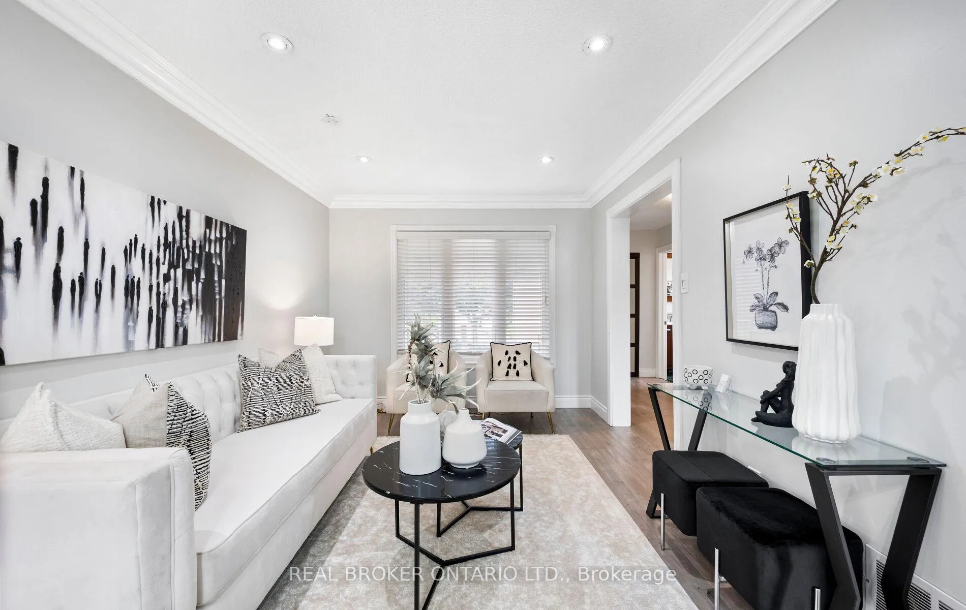 Photo 4 of 52 Vivaldi Crescent, Brampton, Brampton South — HOMEH