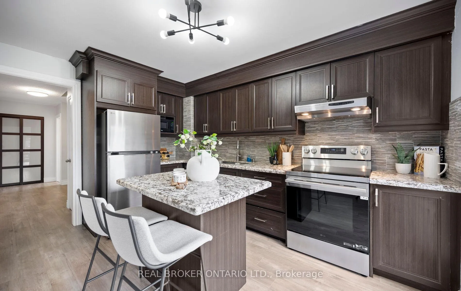 Photo 9 of 52 Vivaldi Crescent, Brampton, Brampton South — HOMEH