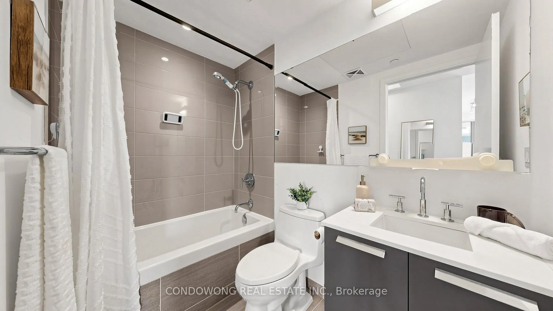 Photo 16 of Unit 4203, 50 Charles Street E, Toronto, Church-Yonge Corridor — HOMEH