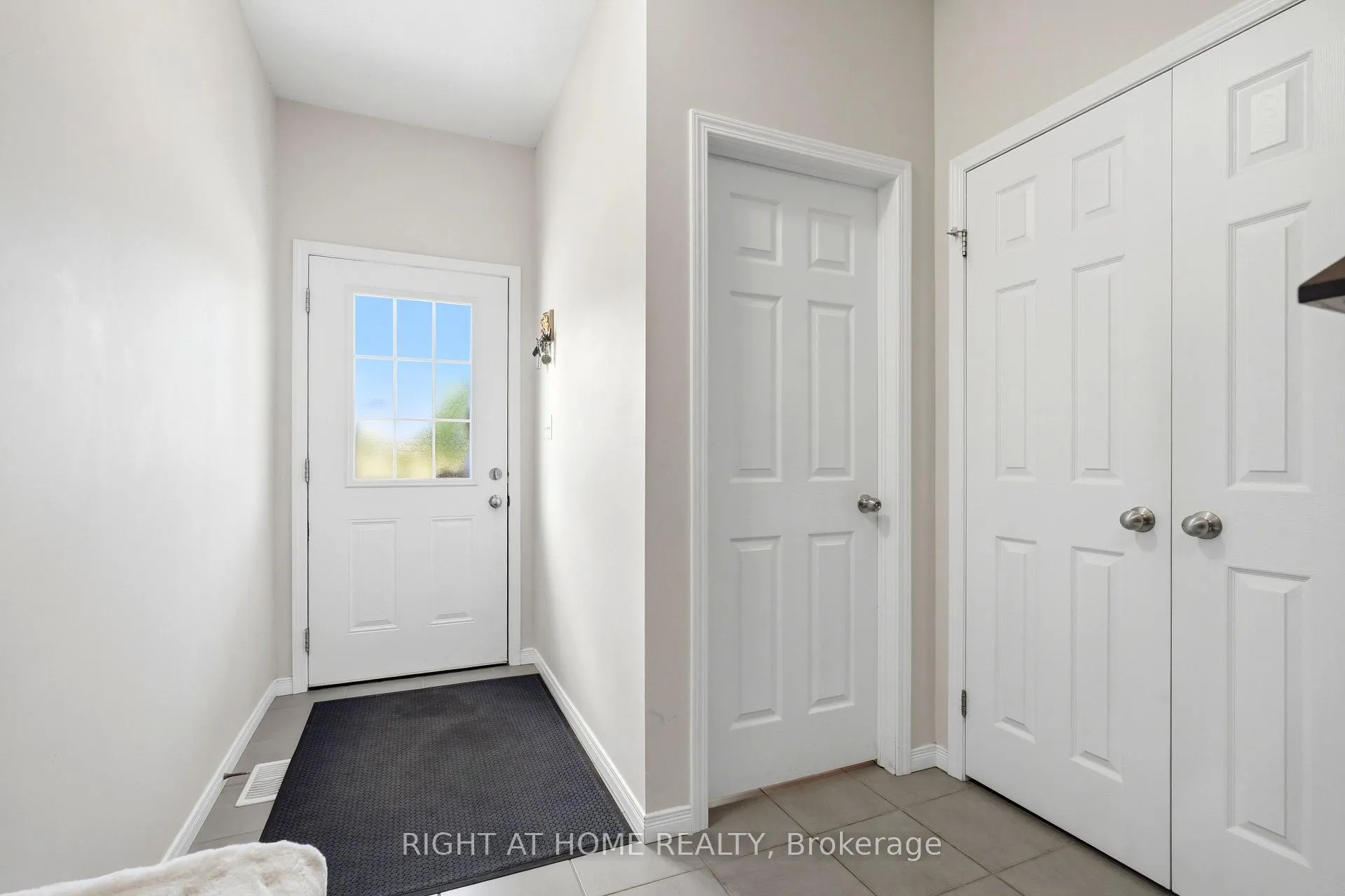 Photo 2 of 153 Maitland Street, Kitchener, Huron Park — HOMEH