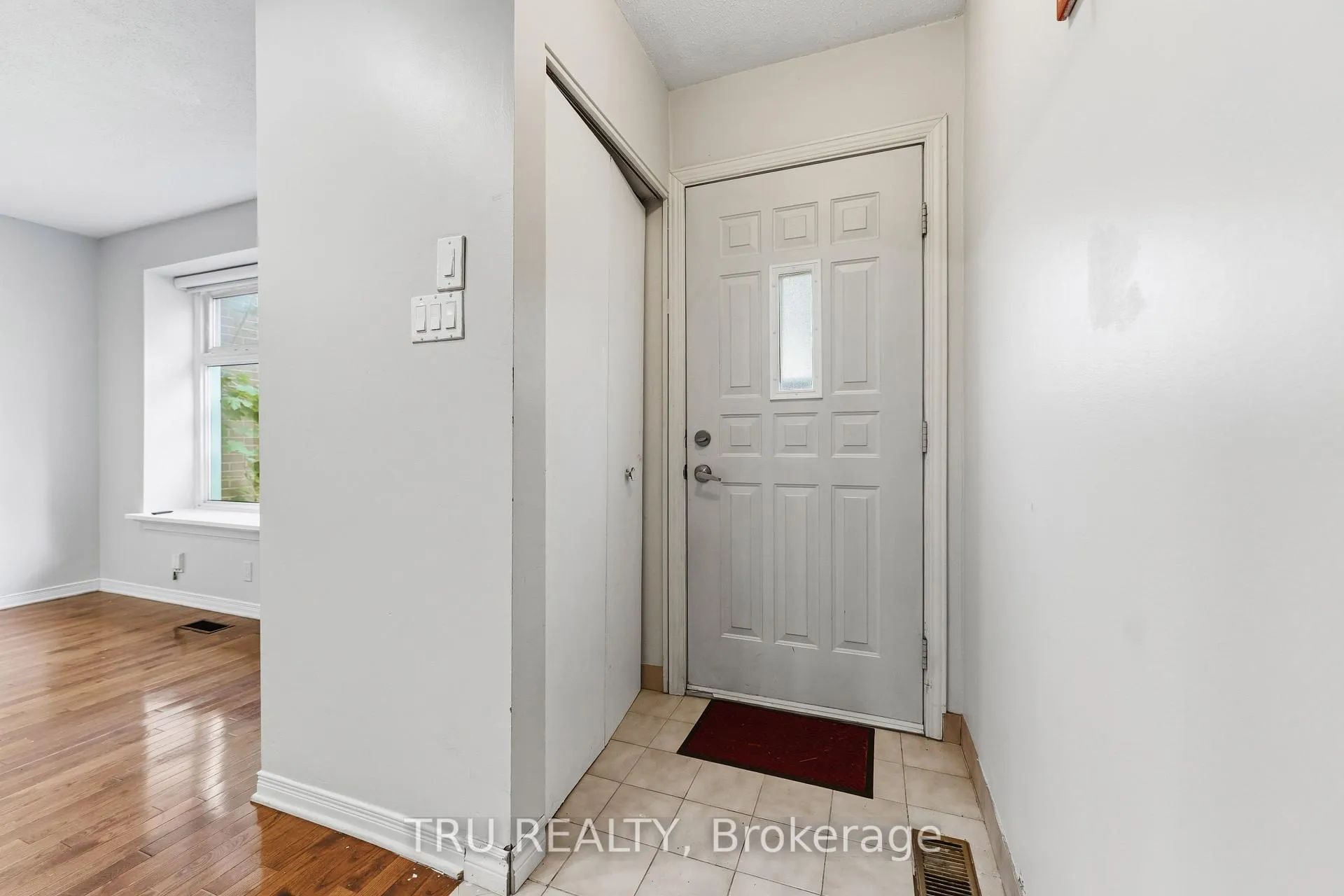 Photo 2 of 950 Meadowlands Drive, Ottawa, Carleton Heights — HOMEH