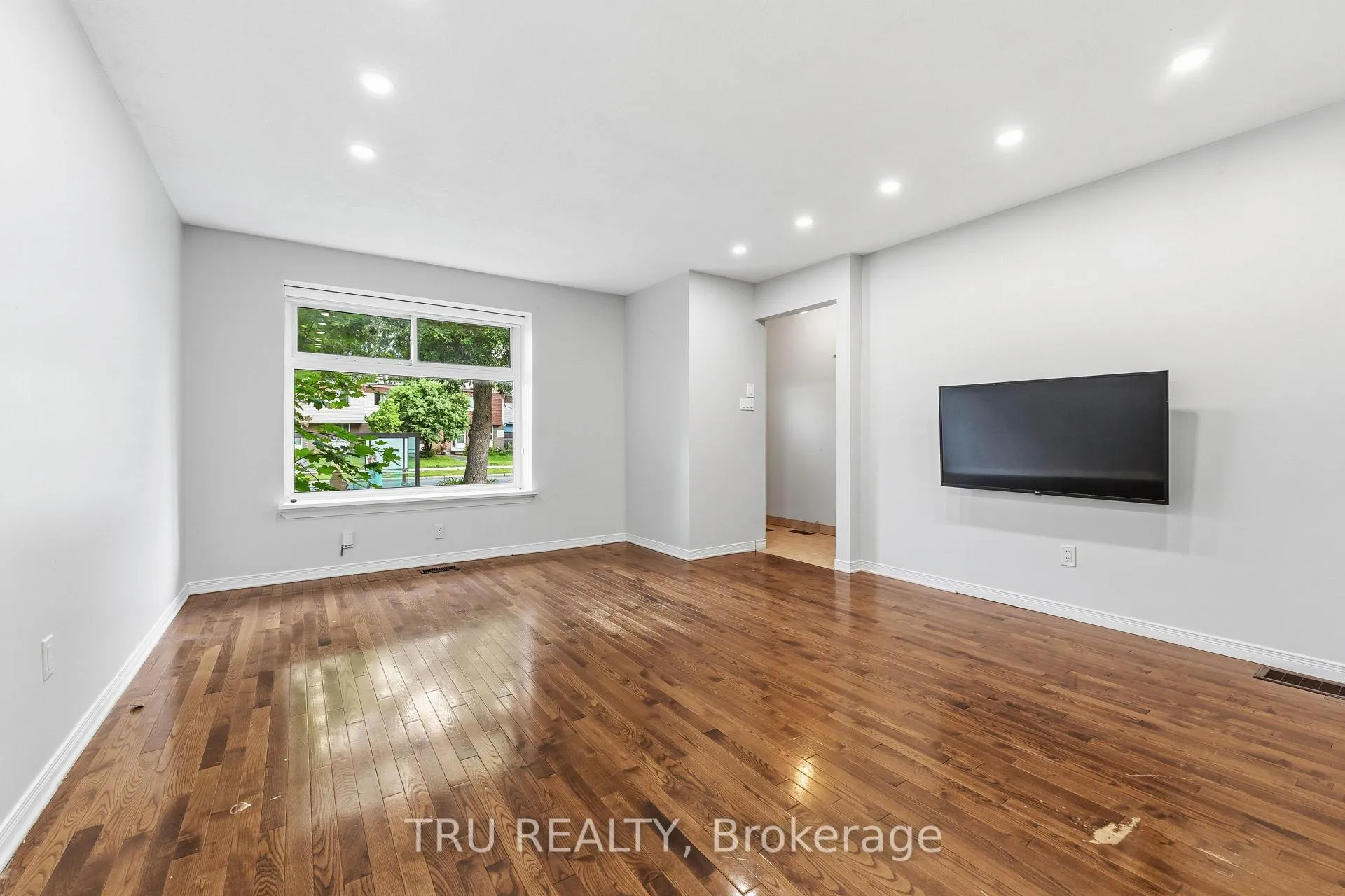 Photo 4 of 950 Meadowlands Drive, Ottawa, Carleton Heights — HOMEH