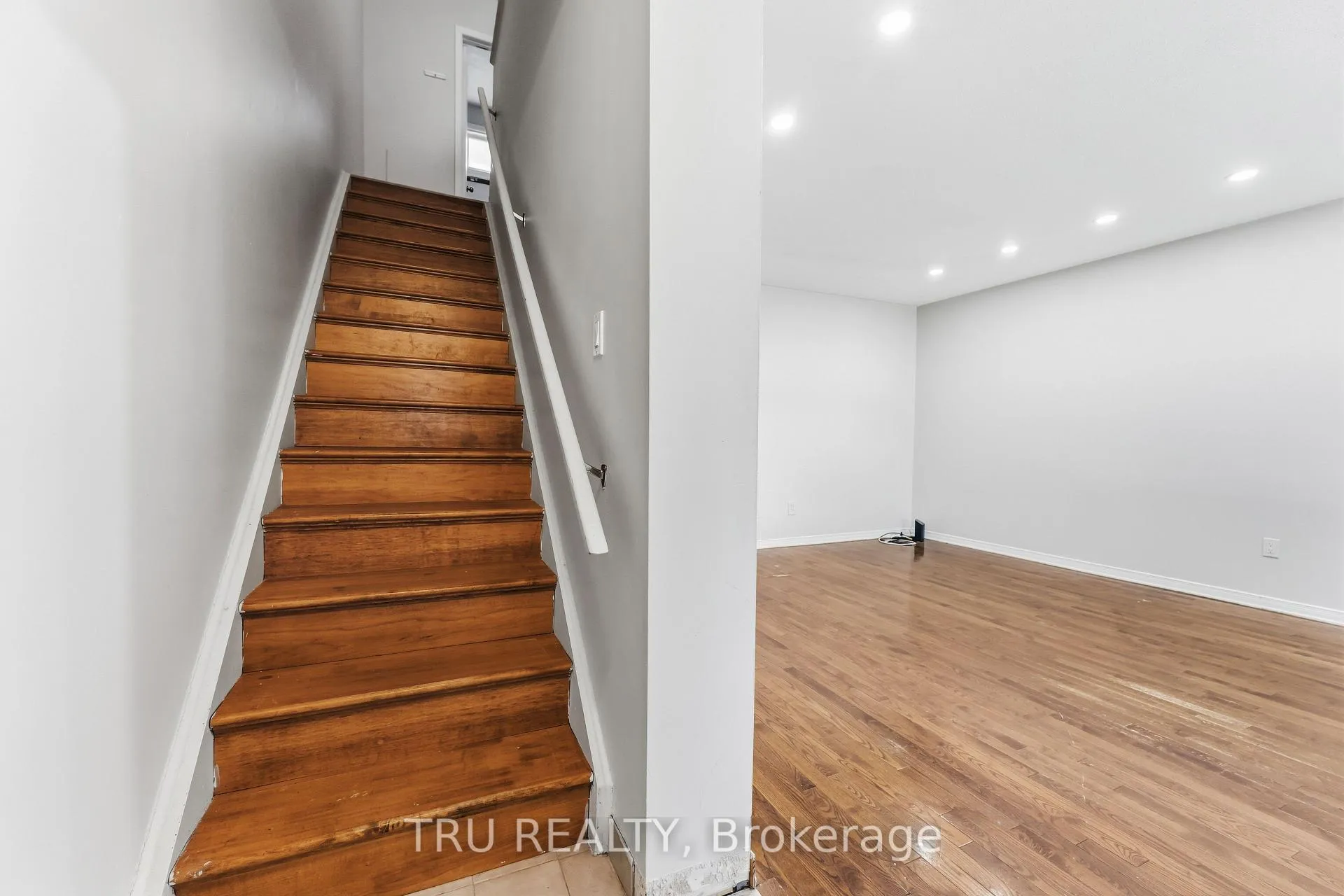 Photo 10 of 950 Meadowlands Drive, Ottawa, Carleton Heights — HOMEH