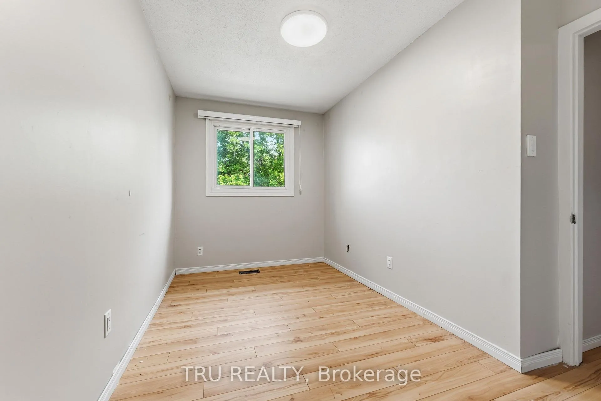 Photo 15 of 950 Meadowlands Drive, Ottawa, Carleton Heights — HOMEH