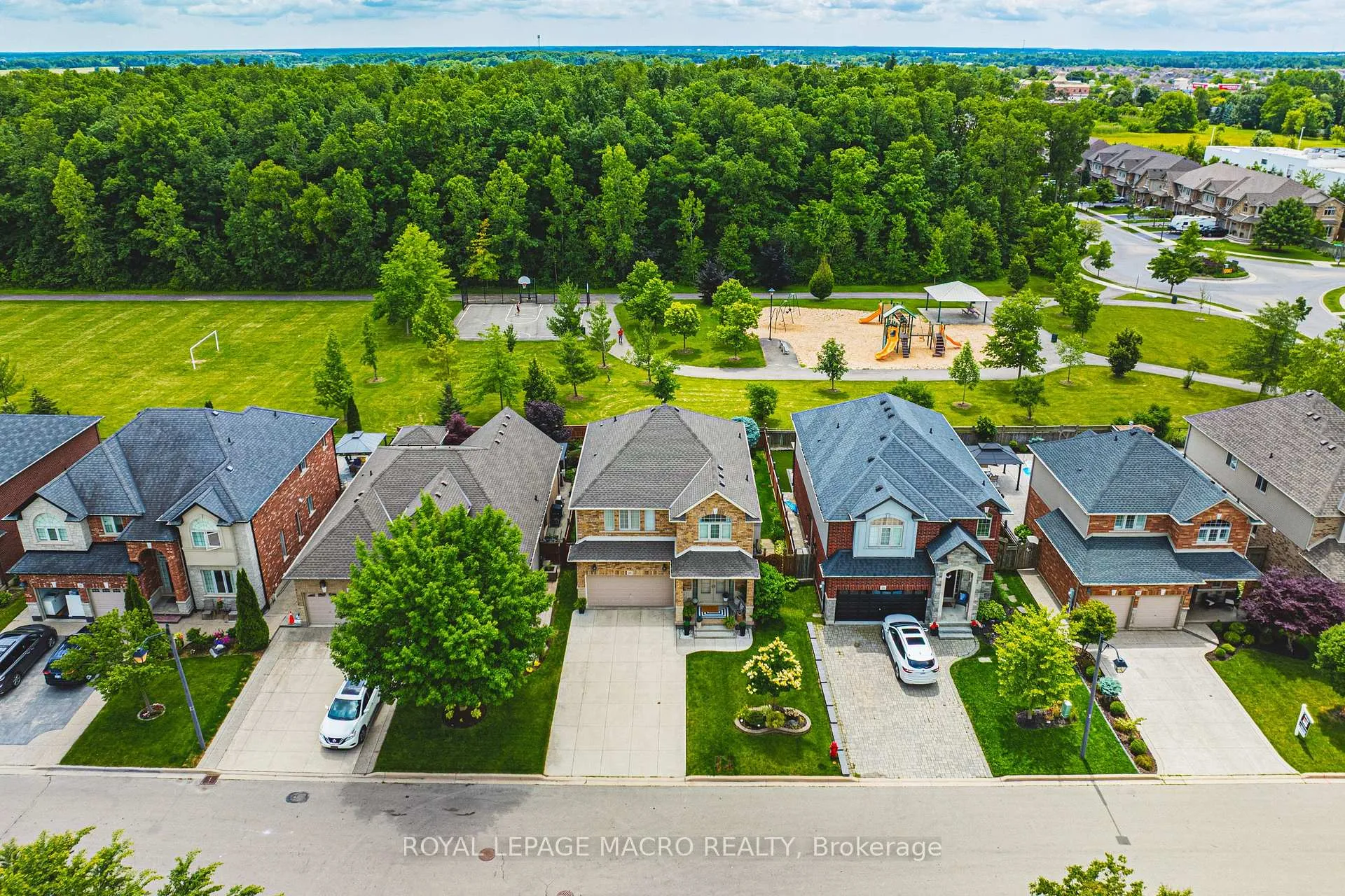 Photo 4 of 20 Degrow Crescent, Hamilton, Rural Glanbrook — HOMEH