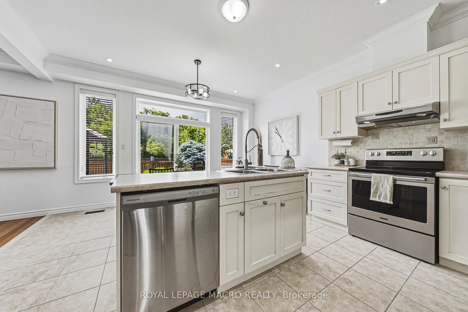 Photo 9 of 20 Degrow Crescent, Hamilton, Rural Glanbrook — HOMEH