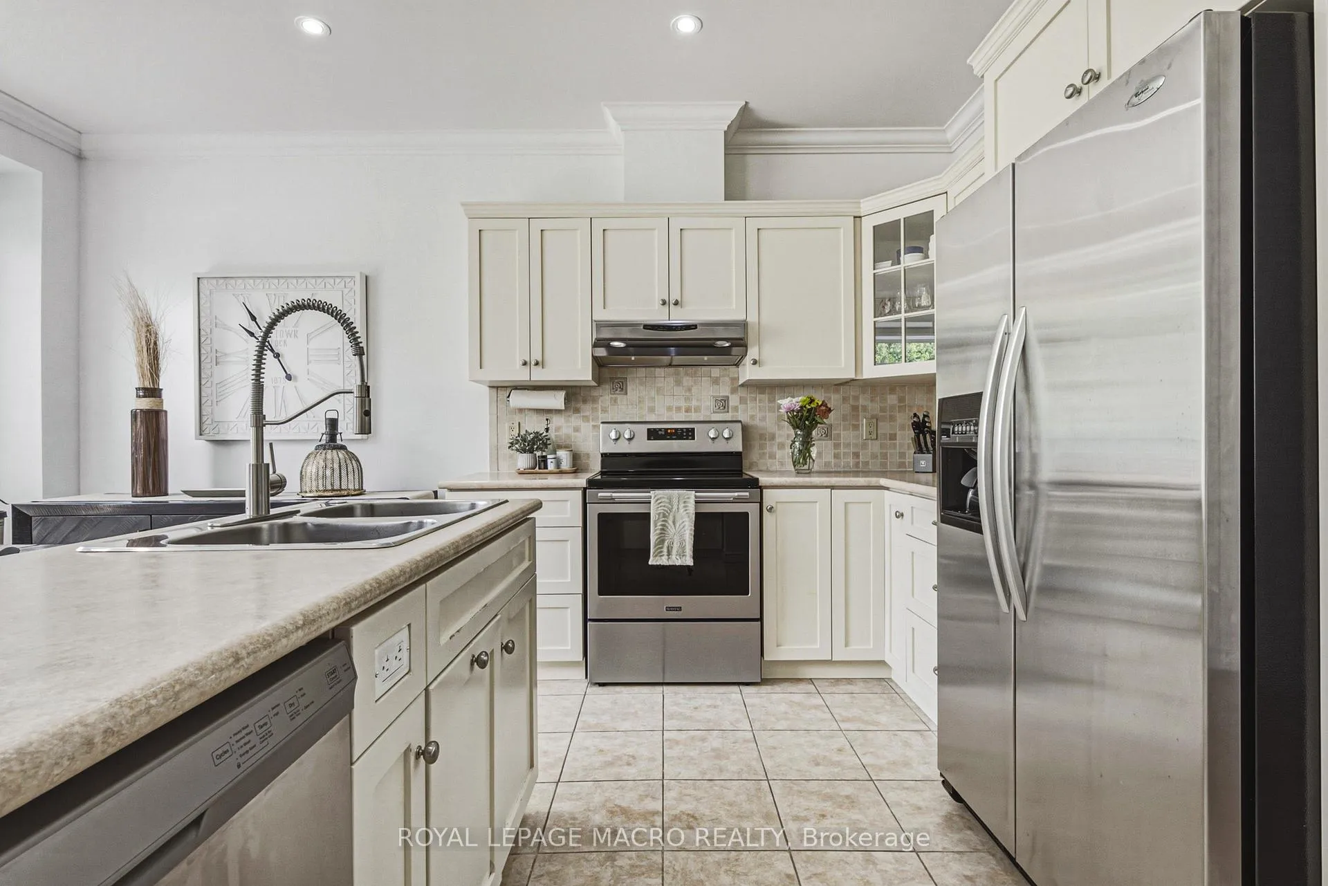 Photo 10 of 20 Degrow Crescent, Hamilton, Rural Glanbrook — HOMEH