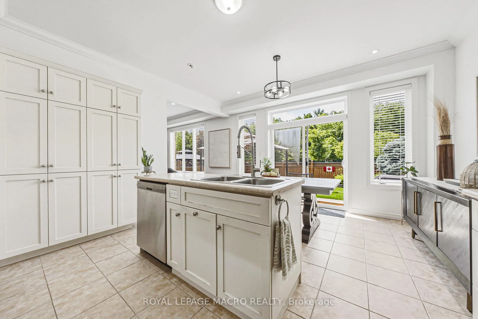 Photo 13 of 20 Degrow Crescent, Hamilton, Rural Glanbrook — HOMEH