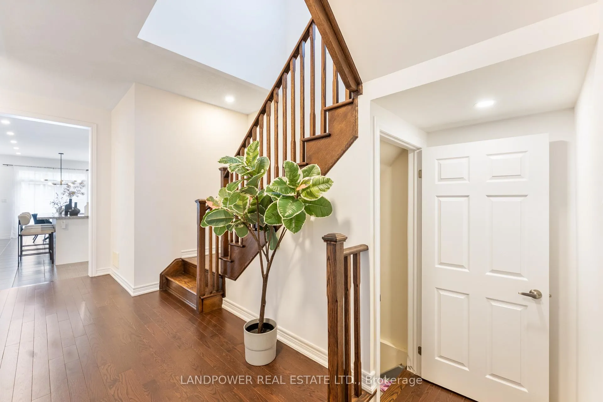 Photo 6 of 1102 Sepia Square, Pickering, Rural Pickering — HOMEH