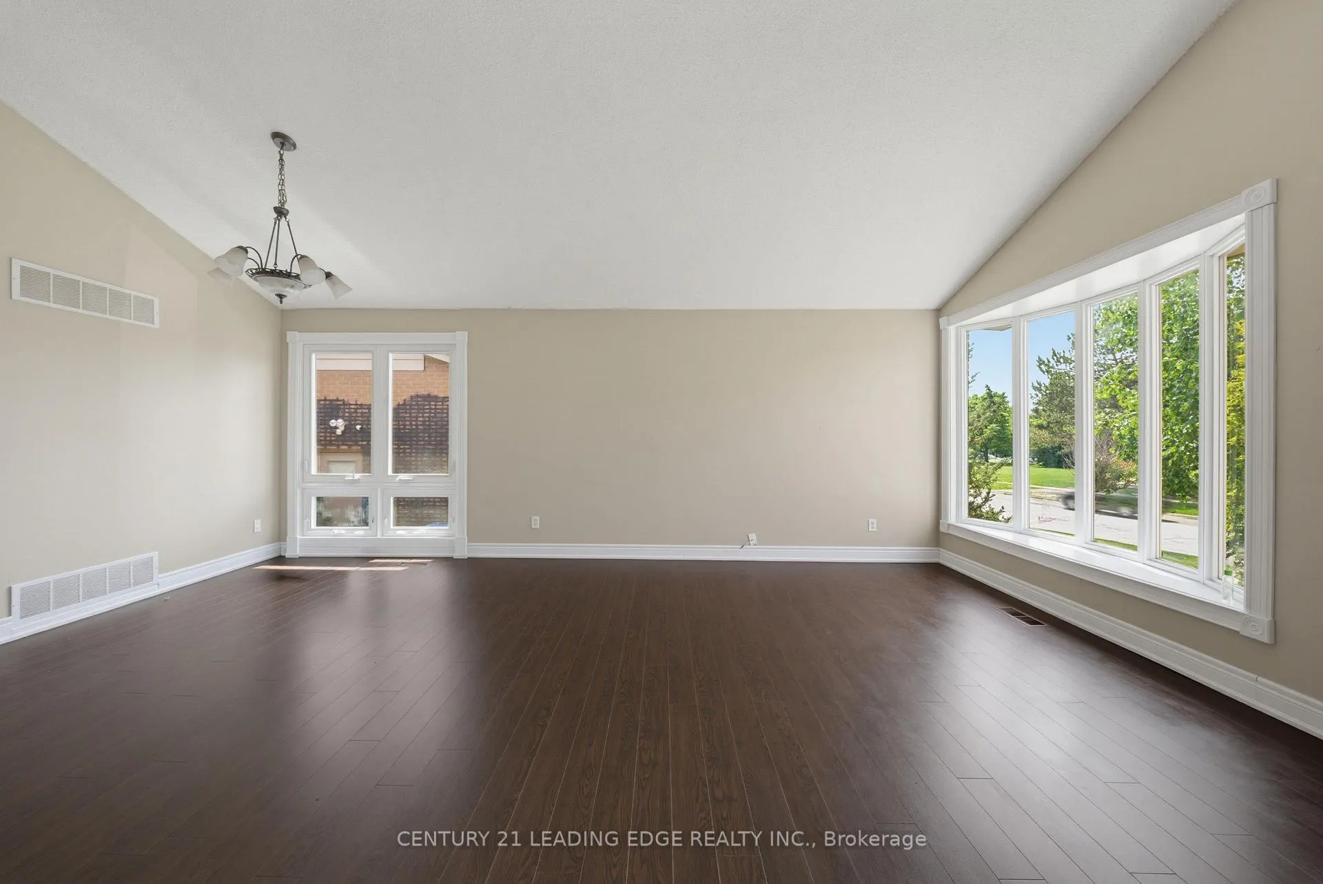 Photo 11 of 127 Elgin Drive, Brampton, Brampton South — HOMEH