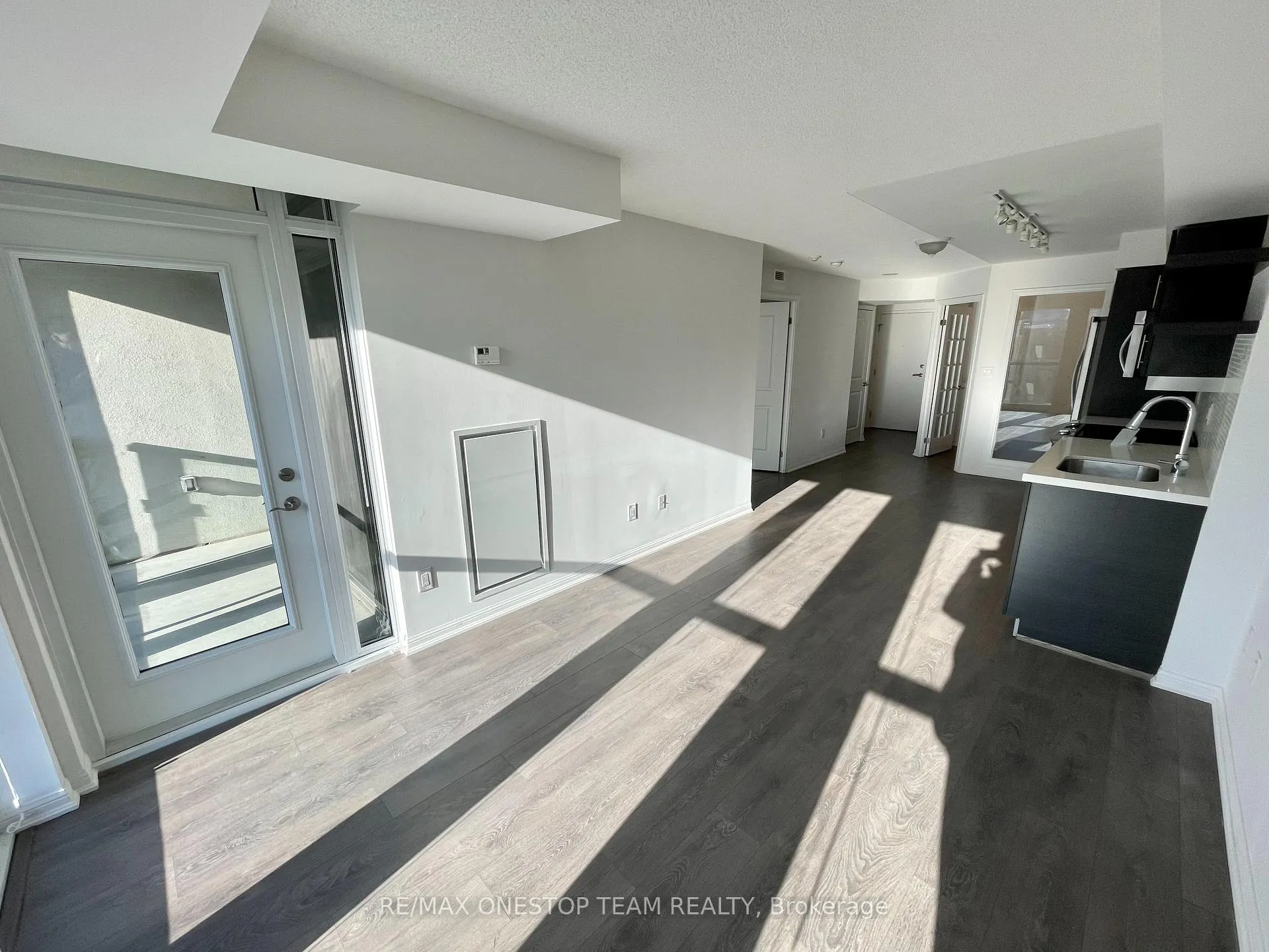 Photo 4 of Unit 808, 400 Adelaide Street E, Toronto, Moss Park — HOMEH