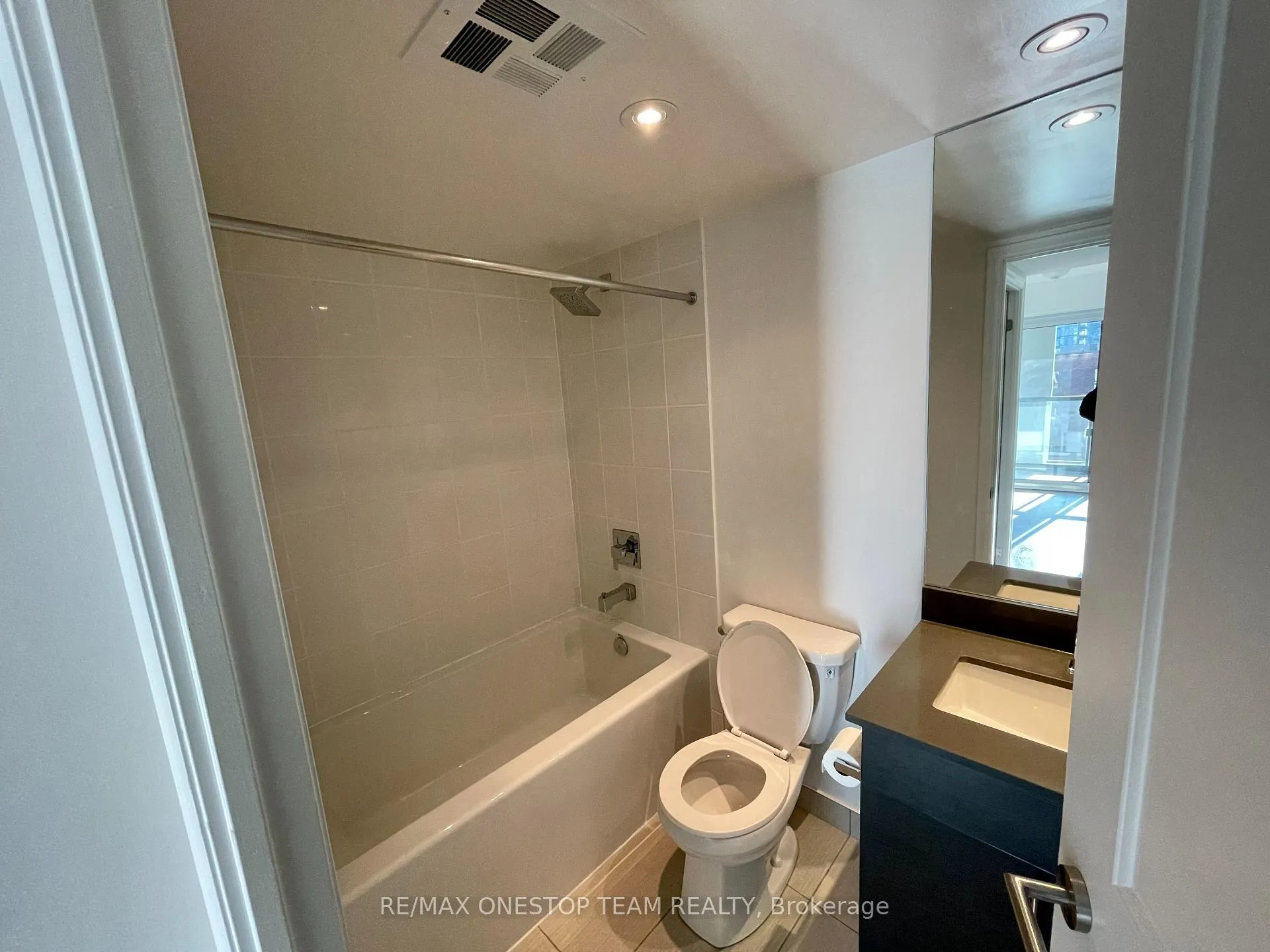 Photo 7 of Unit 808, 400 Adelaide Street E, Toronto, Moss Park — HOMEH