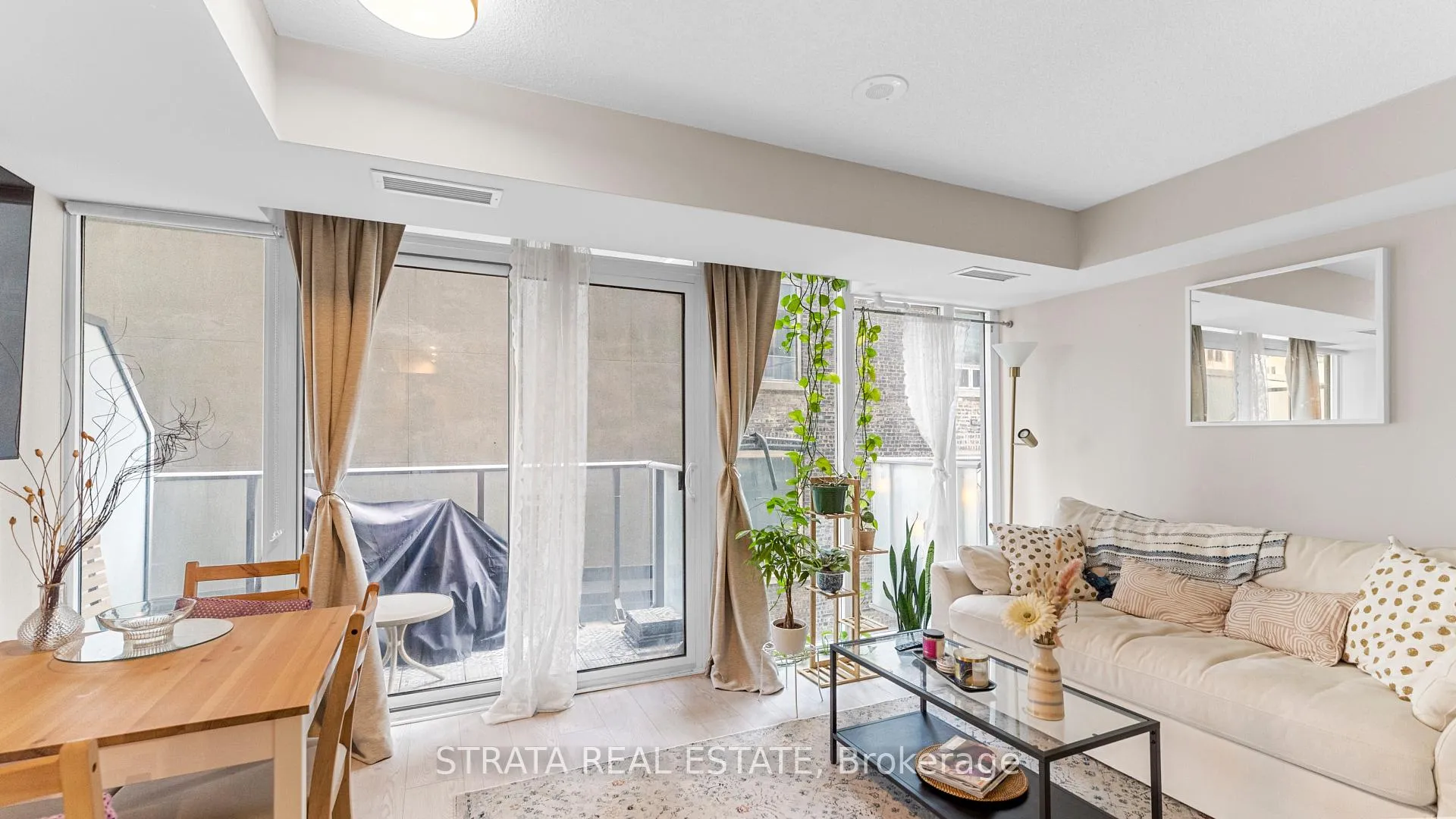 Photo 2 of Unit 402, 126 Simcoe Street, Toronto, Waterfront Communities — HOMEH