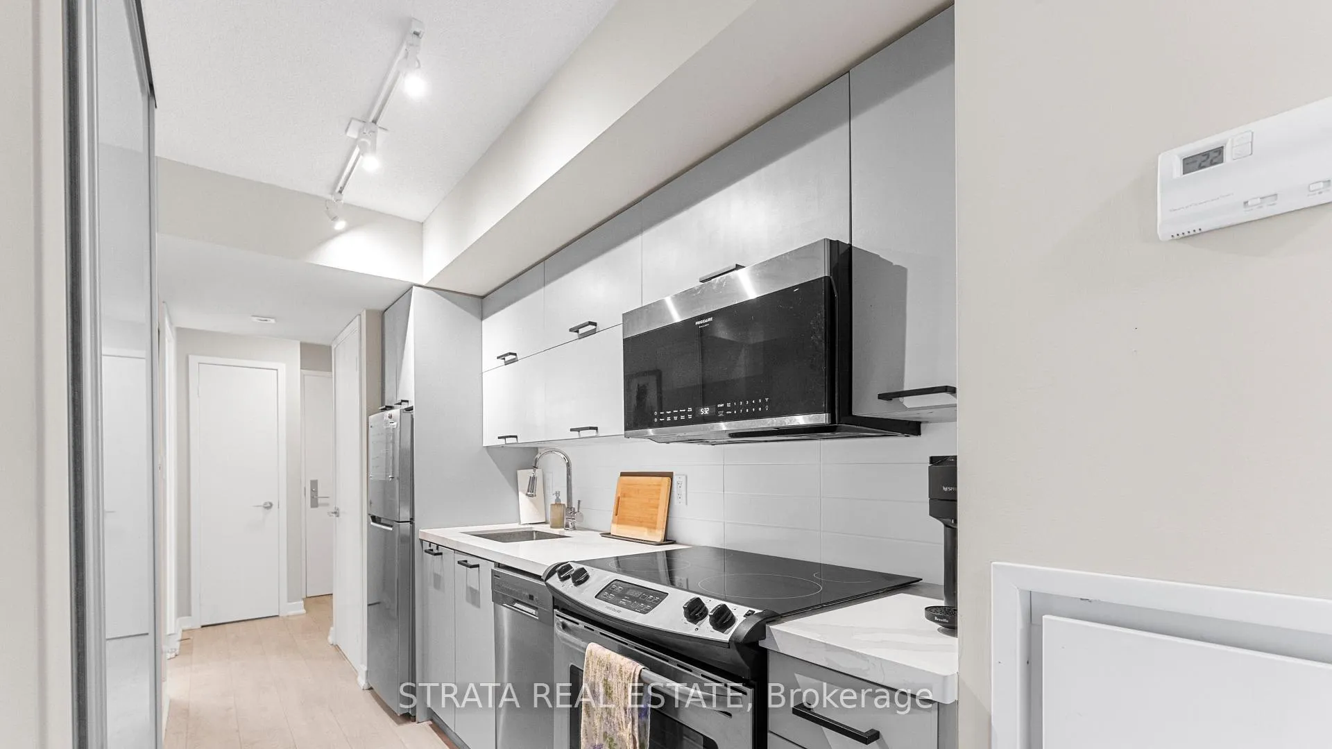 Photo 4 of Unit 402, 126 Simcoe Street, Toronto, Waterfront Communities — HOMEH