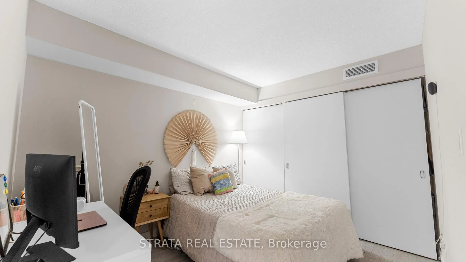 Photo 5 of Unit 402, 126 Simcoe Street, Toronto, Waterfront Communities — HOMEH