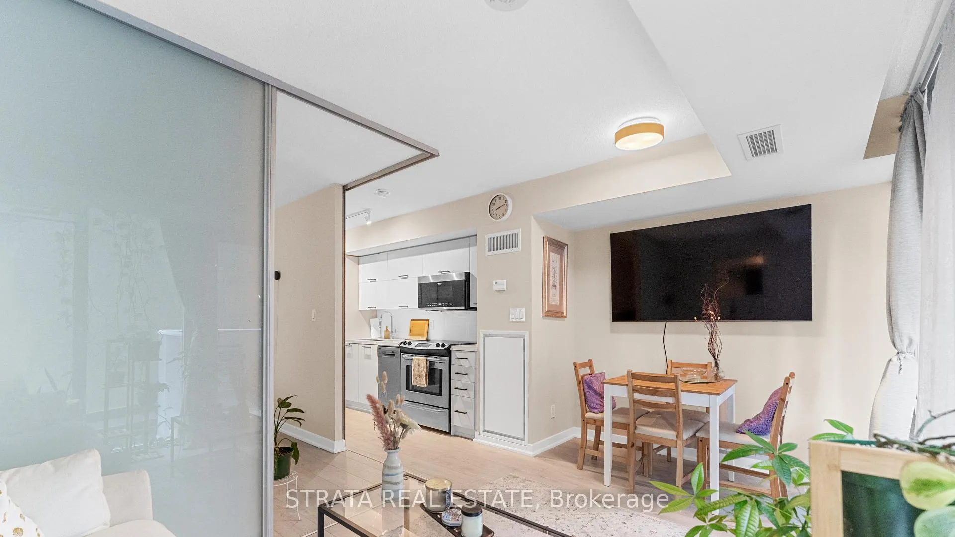 Photo 9 of Unit 402, 126 Simcoe Street, Toronto, Waterfront Communities — HOMEH