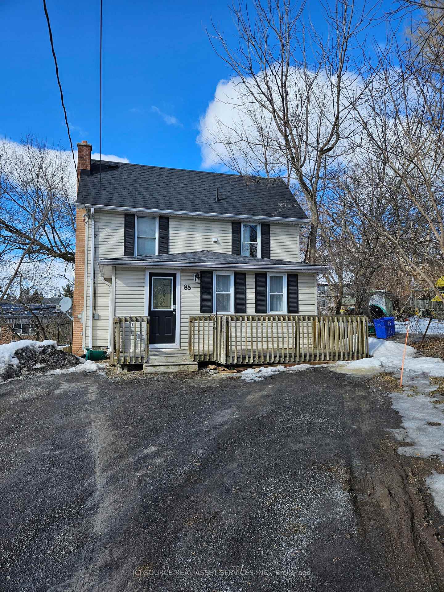 Front of 88 Dundas Street E