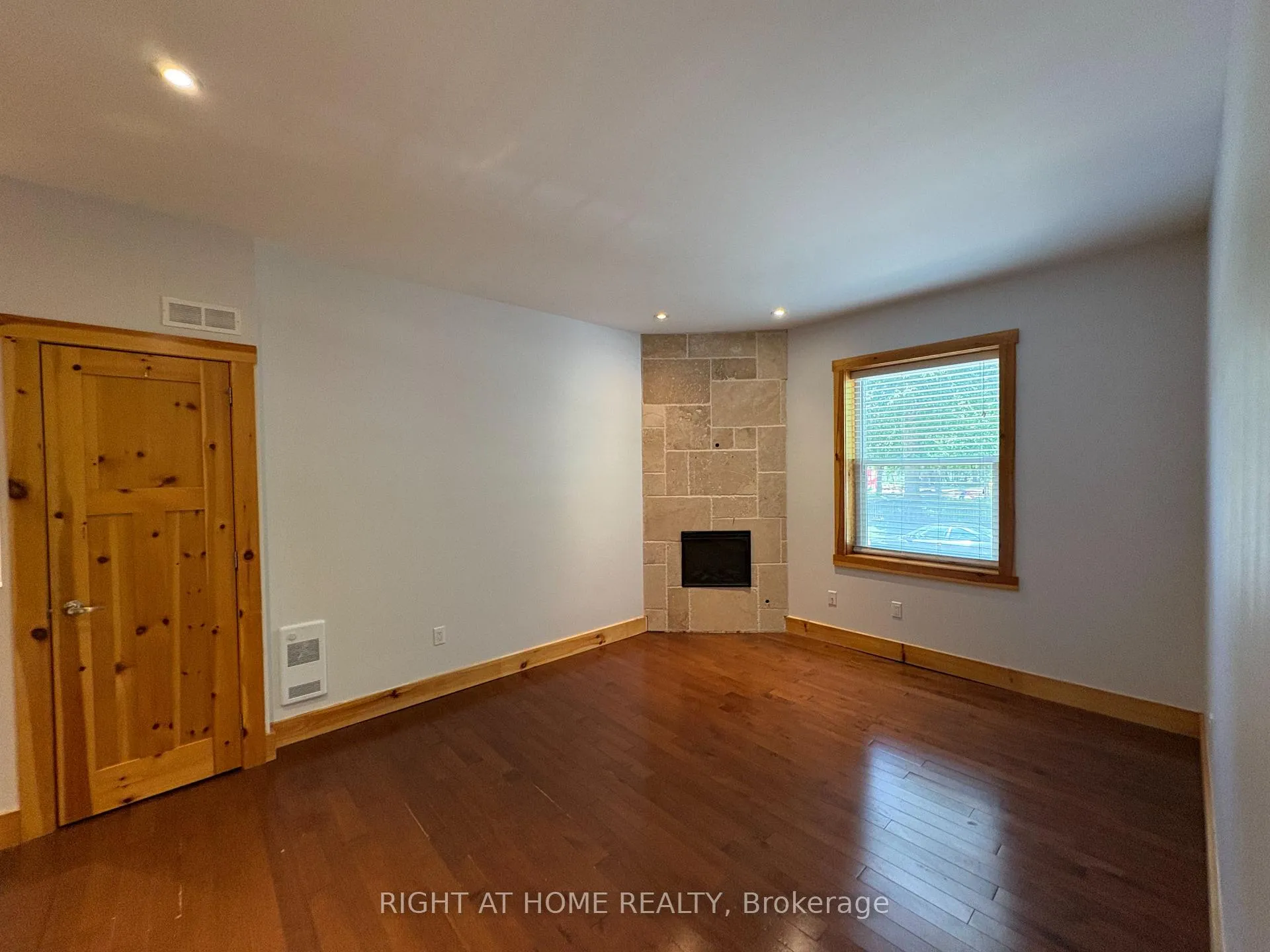 Photo 6 of Unit 3, 129 Ulster Street, Toronto, Palmerston-Little Italy — HOMEH