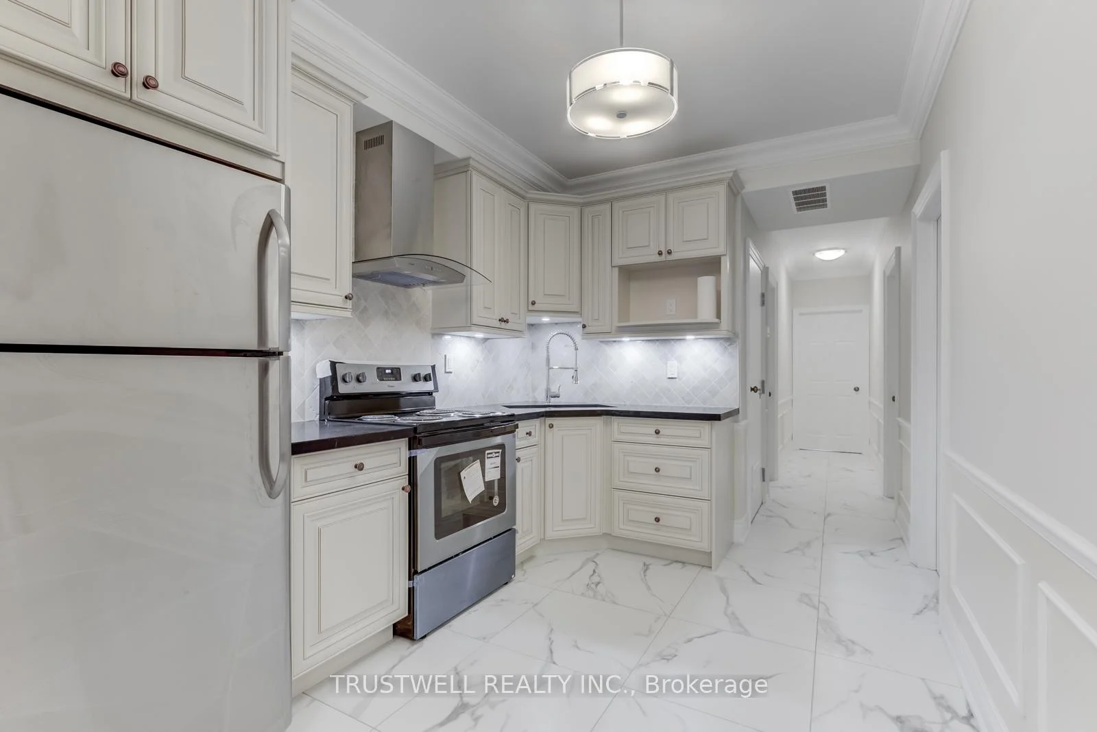 Photo 5 of 142 Borden Street, Toronto, University — HOMEH