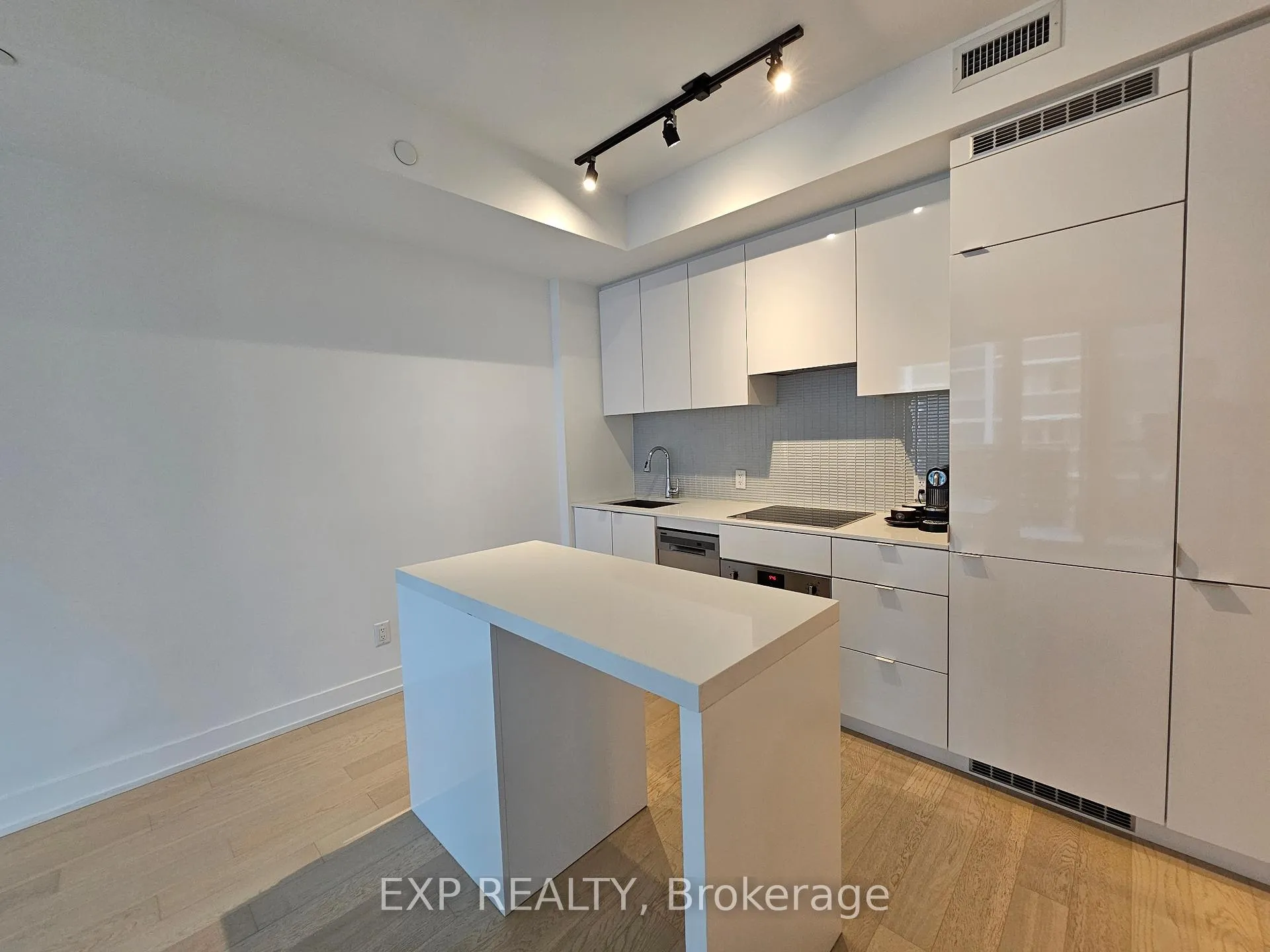 Photo 9 of Unit 1209, 7 Grenville Street, Toronto, Bay Street Corridor — HOMEH