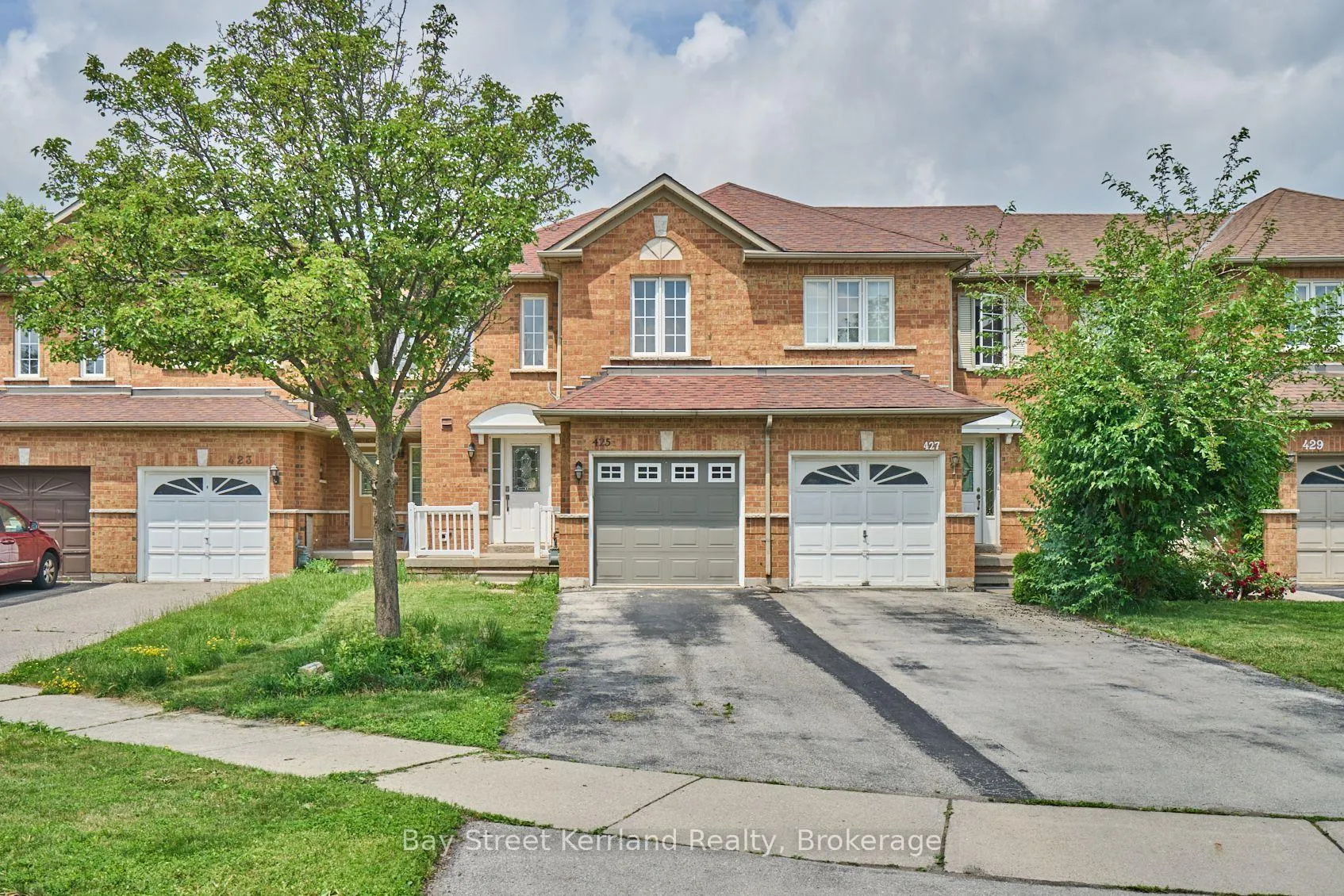 Front of 425 Ravineview Way
