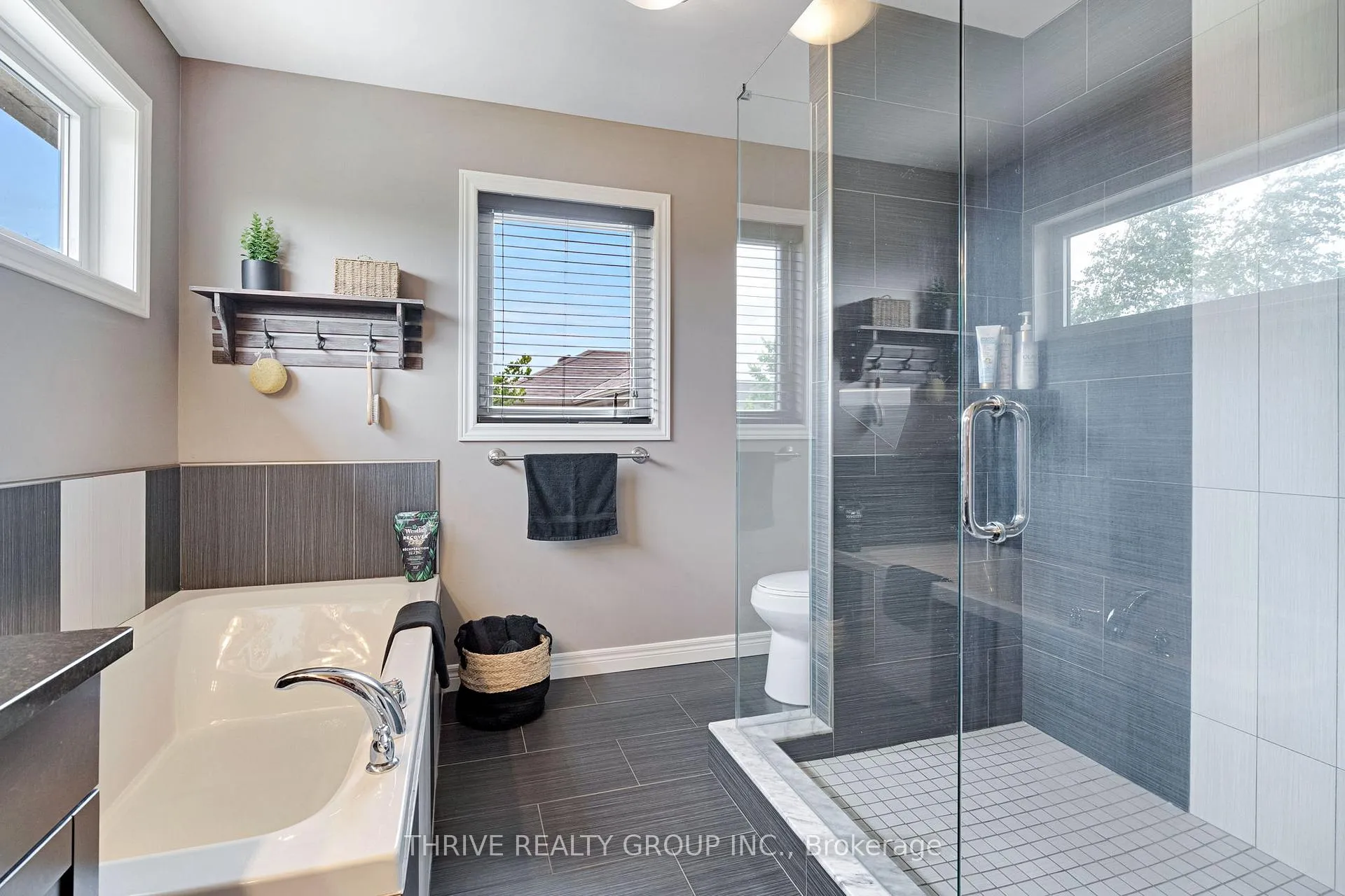Photo 25 of 1903 Jubilee Crescent, London, North E — HOMEH