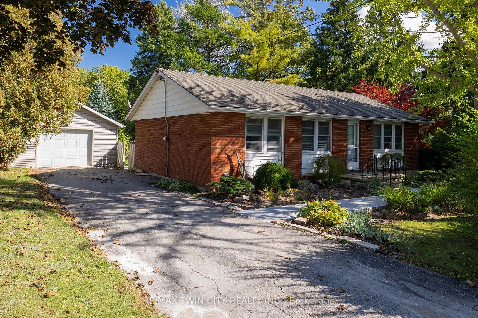 Photo of 156 Mutual Street N