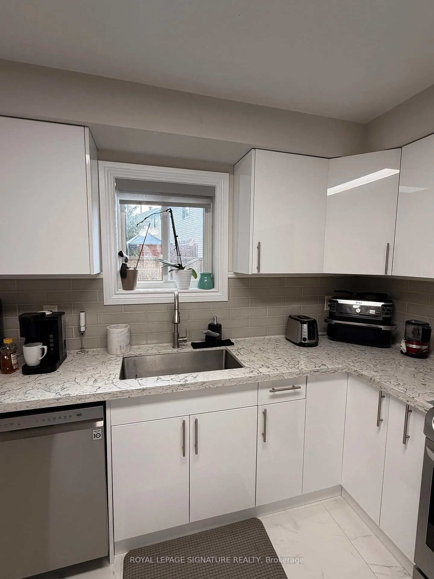 Photo 8 of 118 Athabaska Road, Barrie, Holly — HOMEH