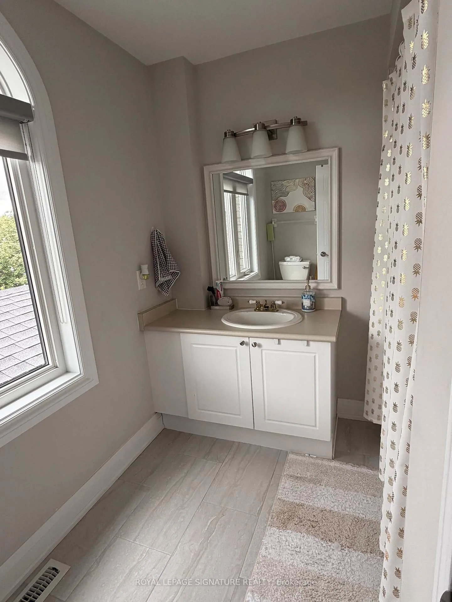 Photo 19 of 118 Athabaska Road, Barrie, Holly — HOMEH