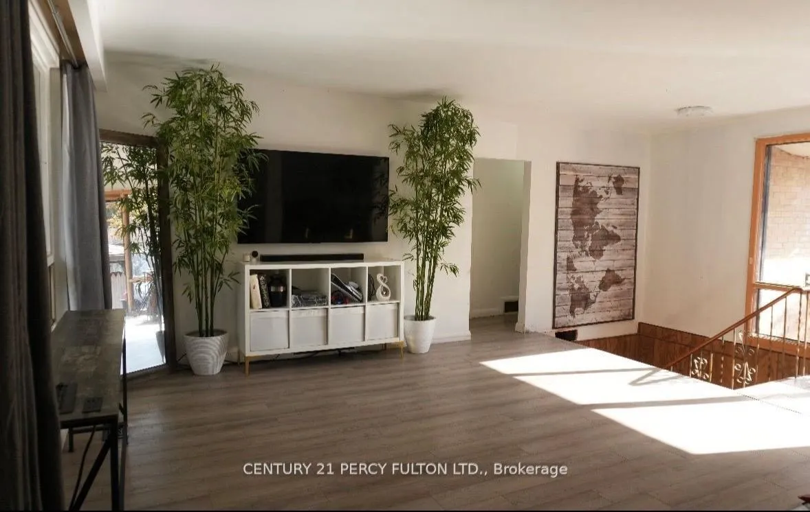 Photo 2 of 48 Campbell Drive, Brampton, Northwood Park — HOMEH