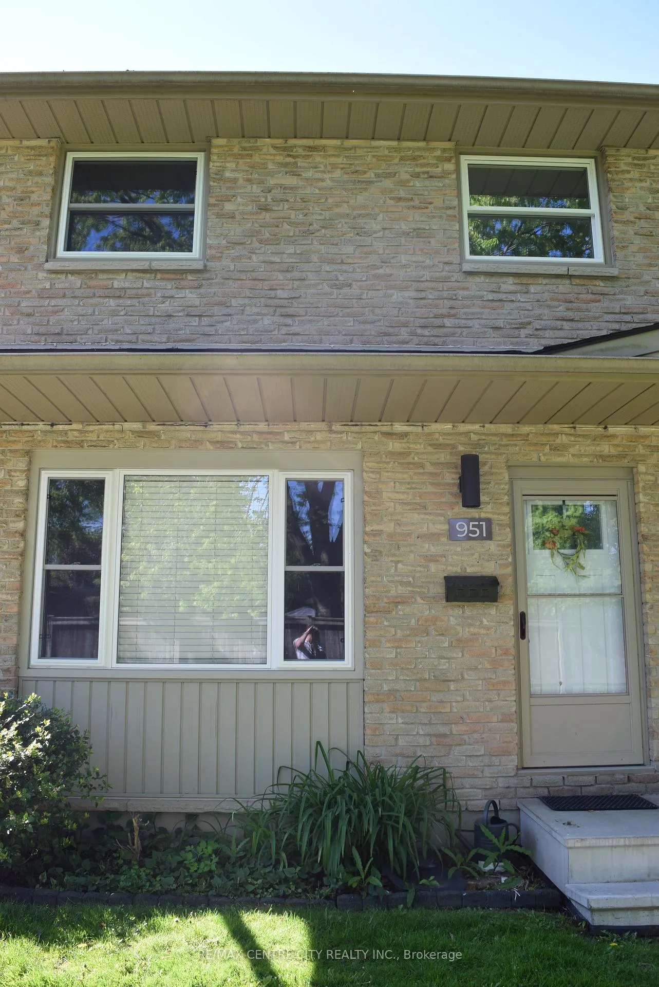 Front of 951 Notre Dame Drive
