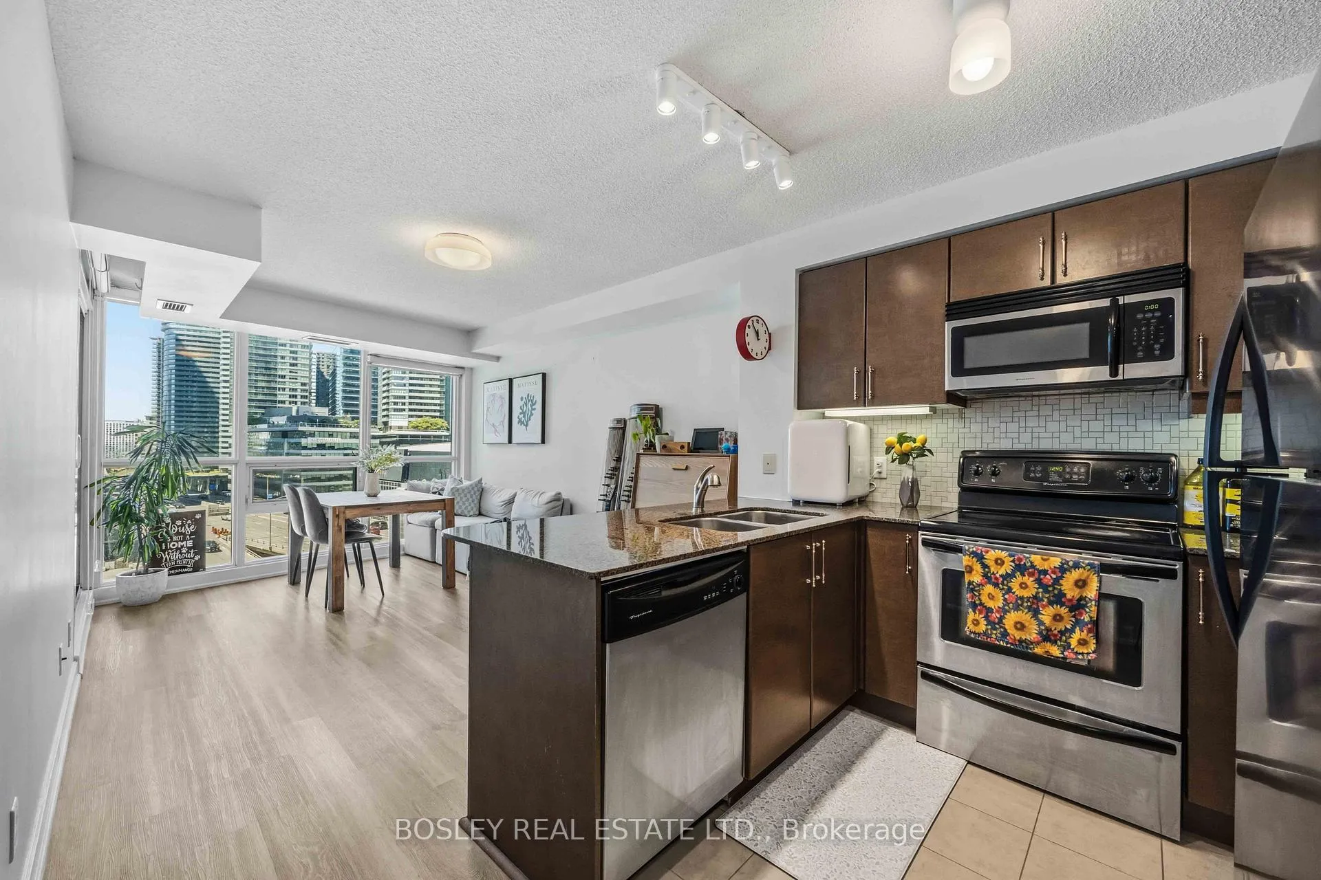 Photo 2 of Unit 1001, 18 Harbour Street, Toronto, Waterfront Communities — HOMEH