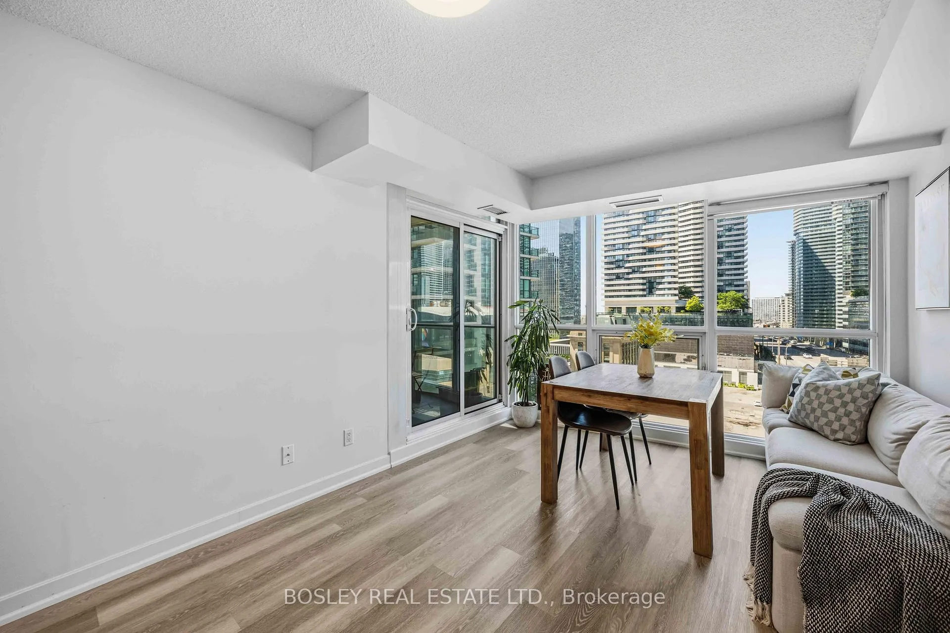 Photo 5 of Unit 1001, 18 Harbour Street, Toronto, Waterfront Communities — HOMEH