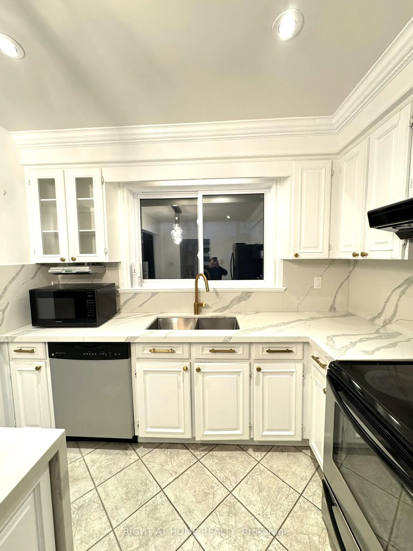 Photo 3 of 43 Foxrun Avenue, North York, Downsview-Roding-CFB — HOMEH