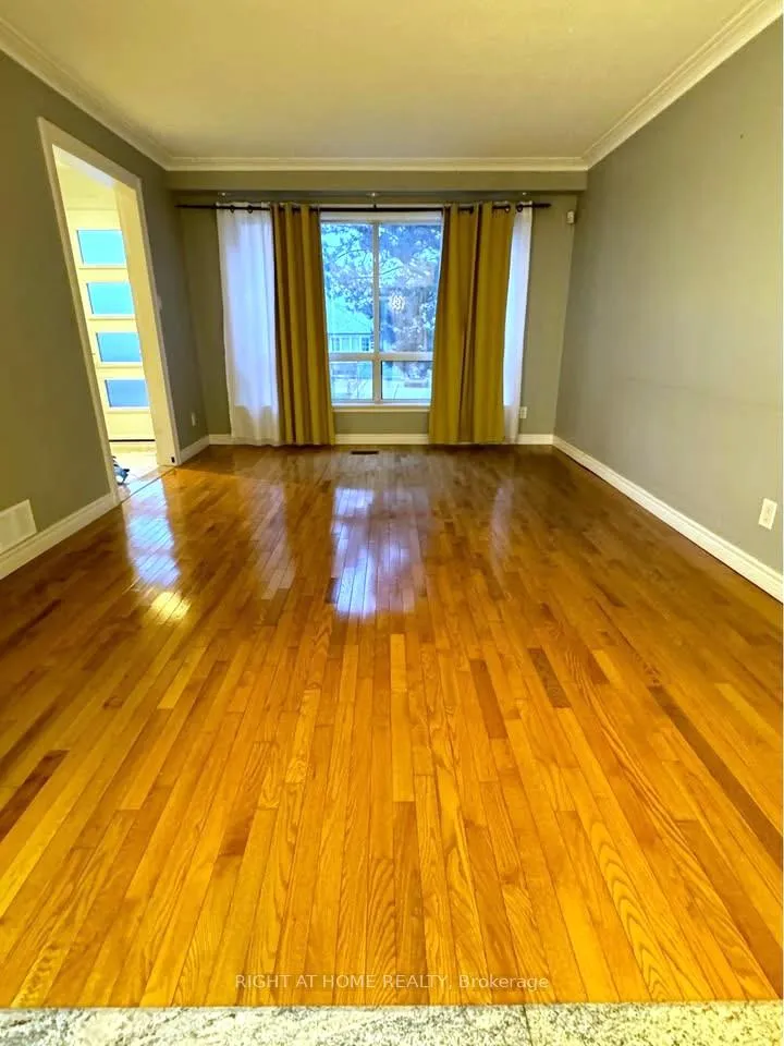 Photo 4 of 43 Foxrun Avenue, North York, Downsview-Roding-CFB — HOMEH
