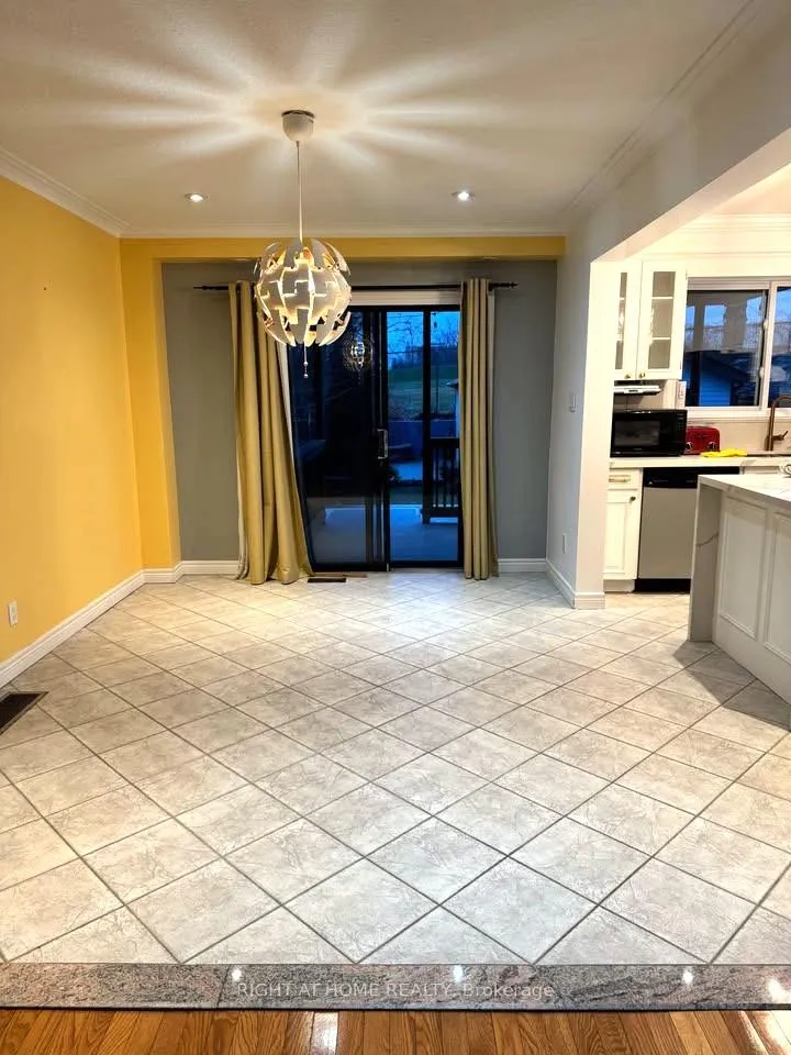 Photo 5 of 43 Foxrun Avenue, North York, Downsview-Roding-CFB — HOMEH
