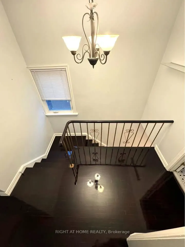 Photo 6 of 43 Foxrun Avenue, North York, Downsview-Roding-CFB — HOMEH