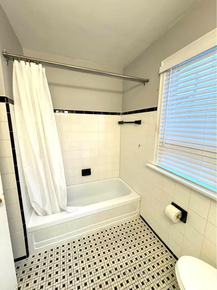 Photo 11 of 43 Foxrun Avenue, North York, Downsview-Roding-CFB — HOMEH