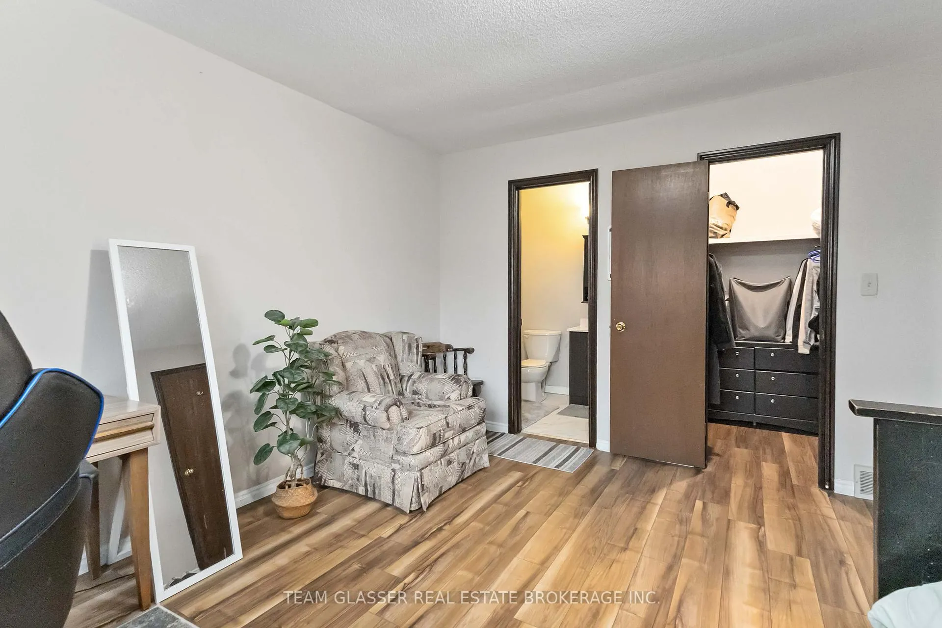 Photo 18 of 1082 Lawson Road, London, North I — HOMEH