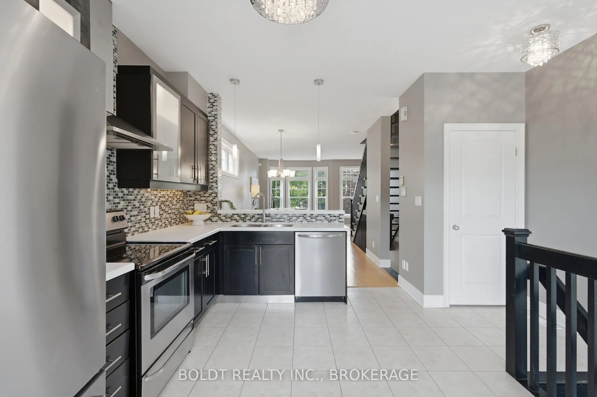 Photo 4 of 41 Durksen Drive, St. Catharines, Downtown — HOMEH