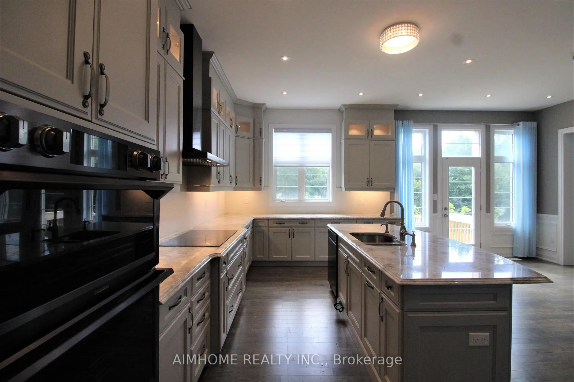 Photo 5 of 151 Bridgepointe Court, Aurora, Rural Aurora — HOMEH