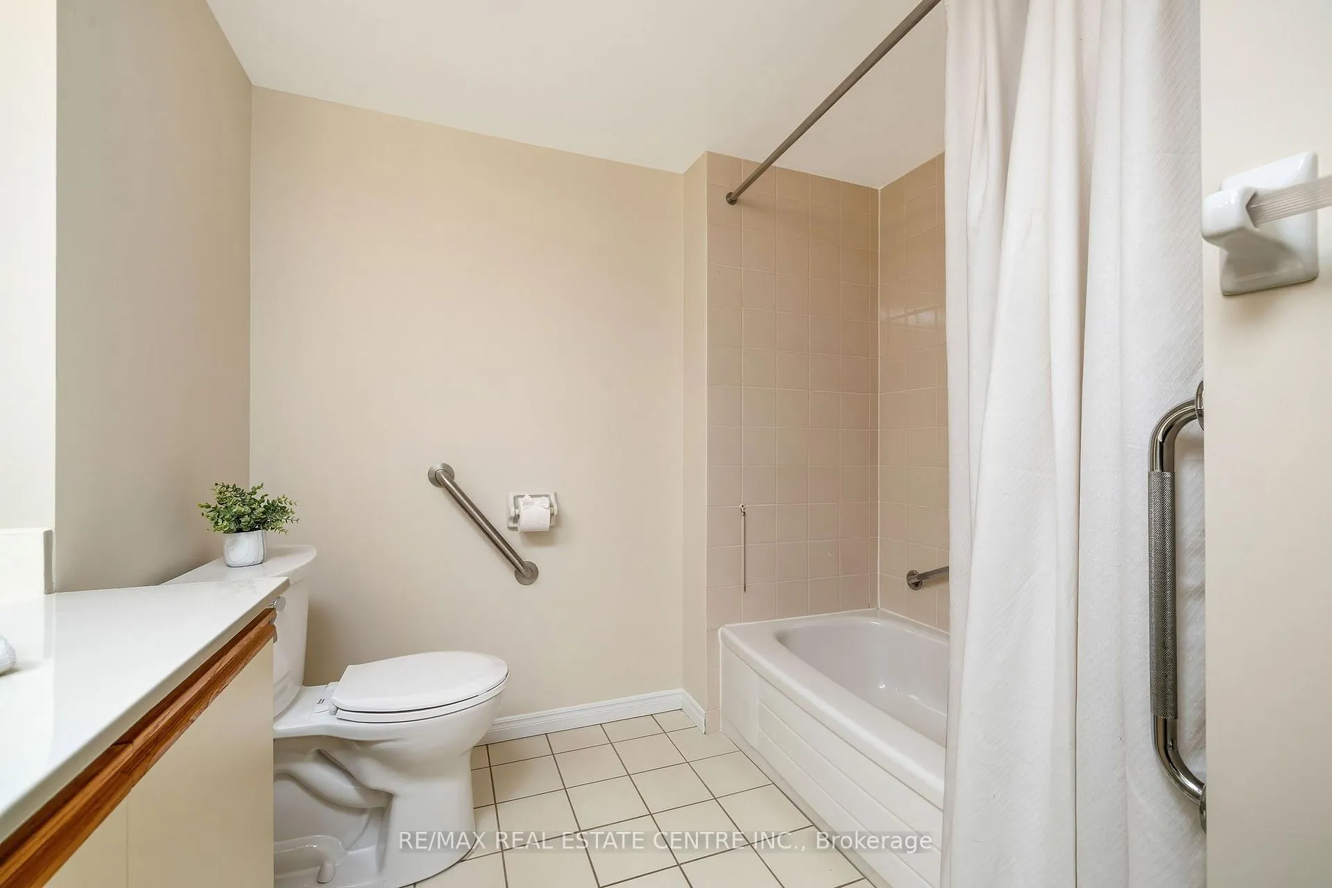 Photo 22 of Unit 1202, 100 Millside Drive, Milton, Old Milton — HOMEH