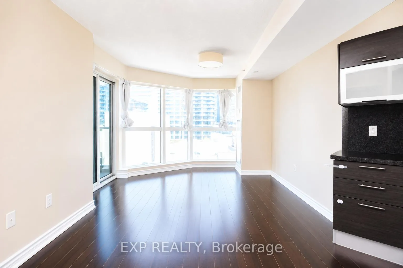 Photo 5 of Unit 1516, 386 Yonge Street, Toronto, Bay Street Corridor — HOMEH